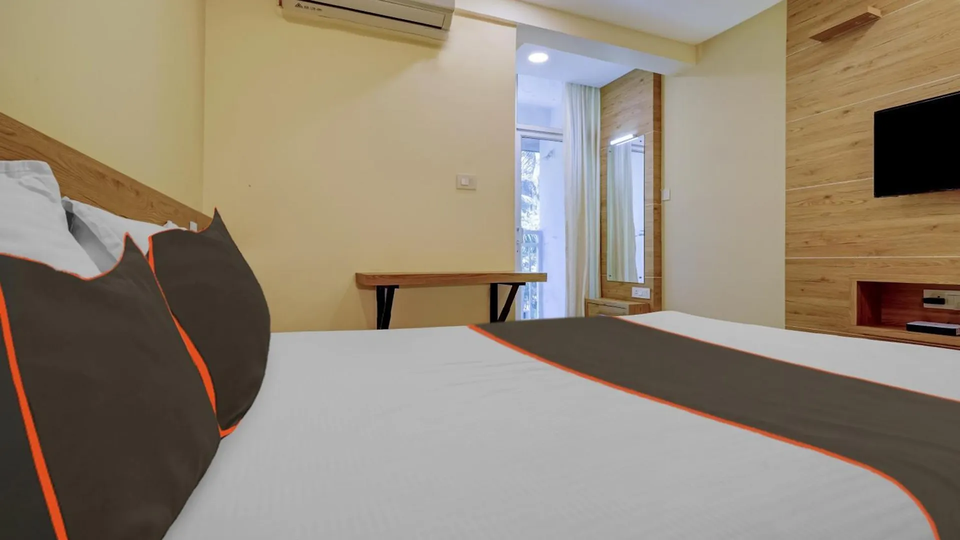 *** فندق Collection O Ayesha Homes غوروفايور الهند