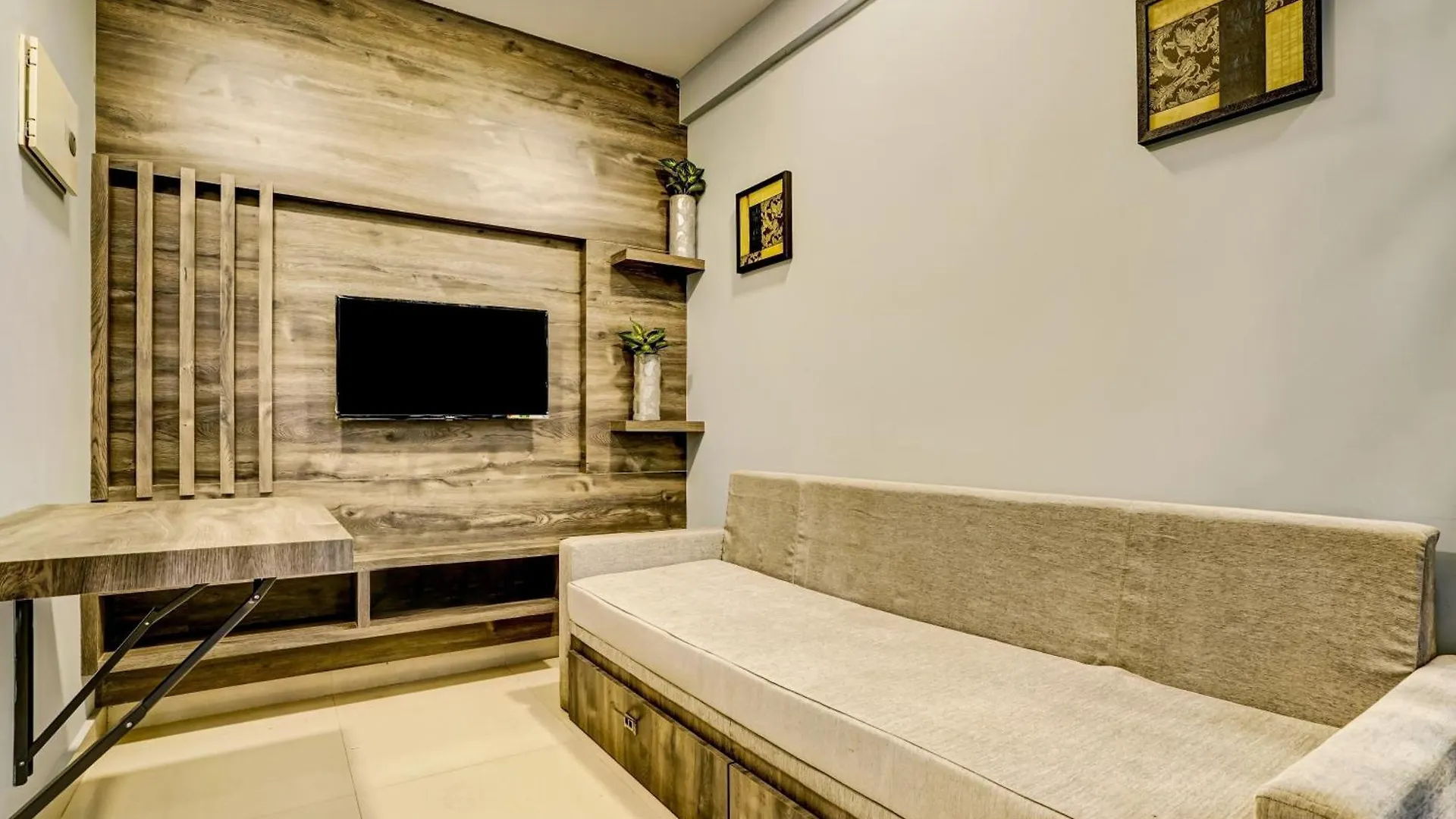 Collection O Ayesha Homes غوروفايور
