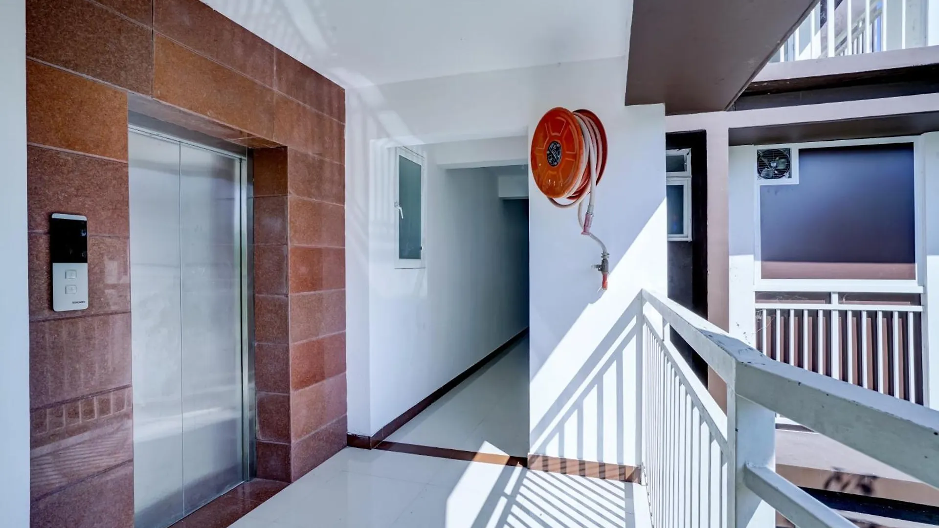 *** فندق Collection O Ayesha Homes غوروفايور الهند
